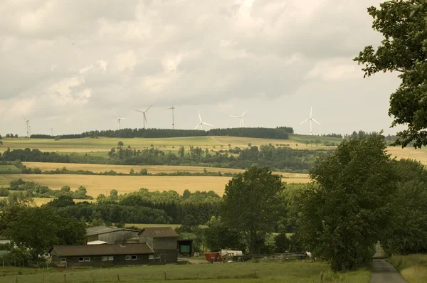 Felder, Häuser und Windmühlen. — Stockfoto