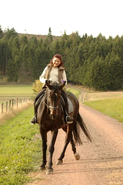 Femme de cheval sur cheval tittup . — Photo