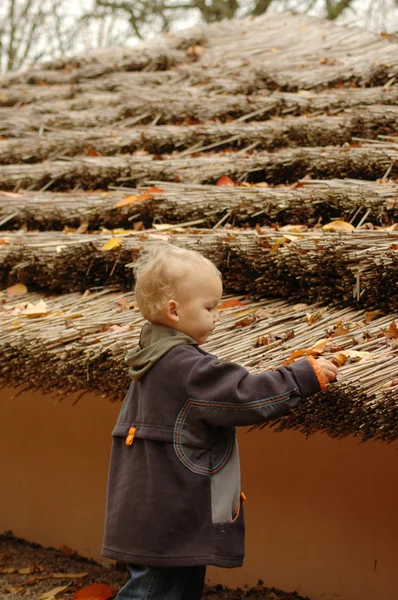 Reed tetto e bambino . — Foto Stock