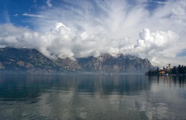 Montanha, lago, nuvens — Fotografia de Stock