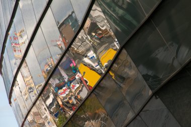 Çok renkli yansıma.