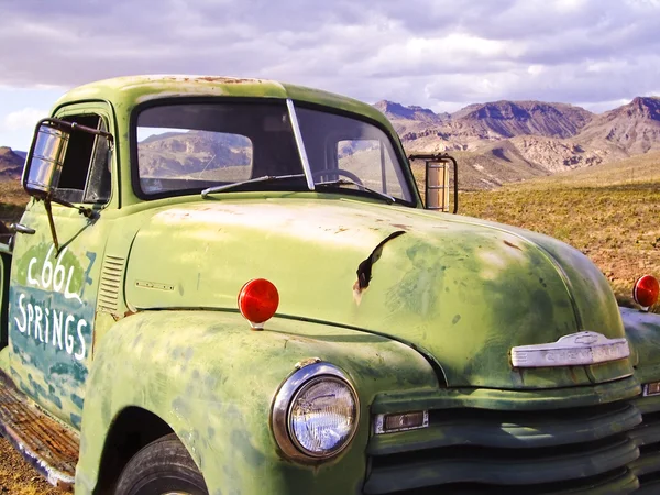 Зеленый грузовик на границе США и Канады — стоковое фото