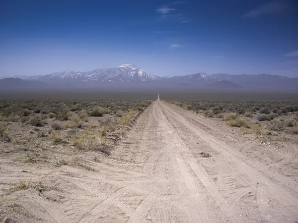 Woestijn vista op onverharde weg — Stockfoto