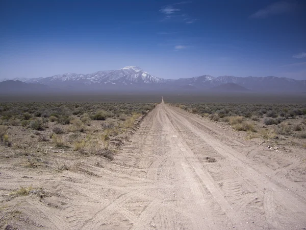 Vista del desierto en camino de tierra Fotos de stock
