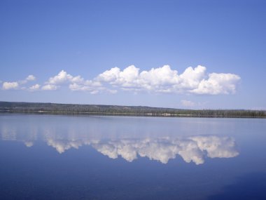 yellowstone Gölü üzerinde bulutlar