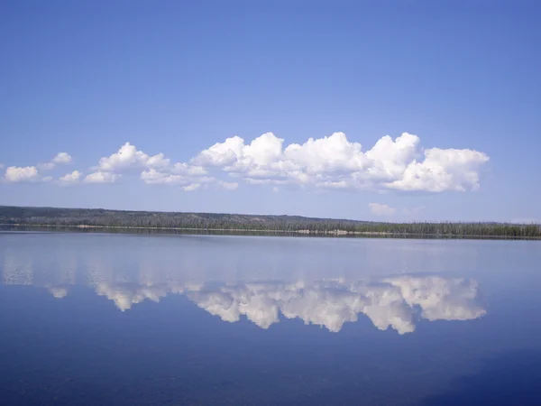 Хмари на озері Yellowstone — стокове фото