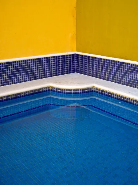 Meksykańskimi kafelkami basen — Zdjęcie stockowe