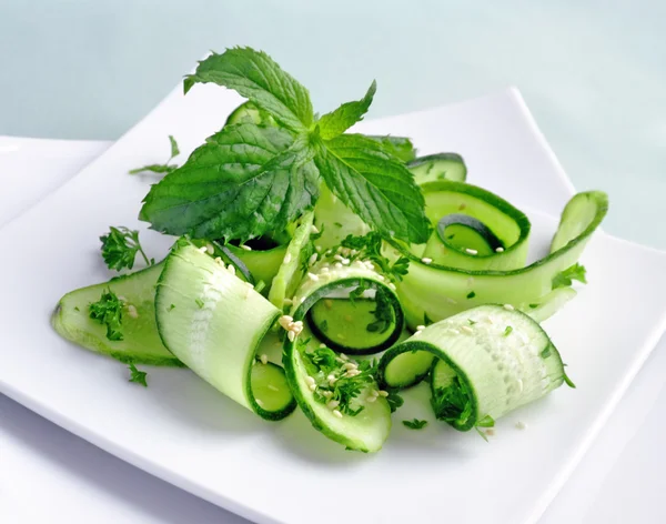 Салат из огурцов с зеленью и кунжутом — стоковое фото