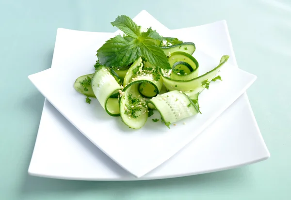 Komkommer salade met Groenen en sesam — Stockfoto
