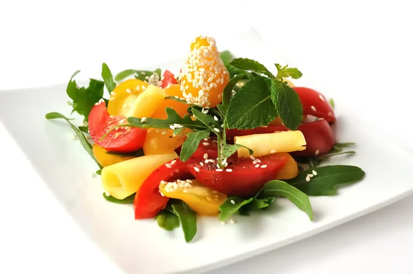 Sallad på röda och gula tomater — Stockfoto