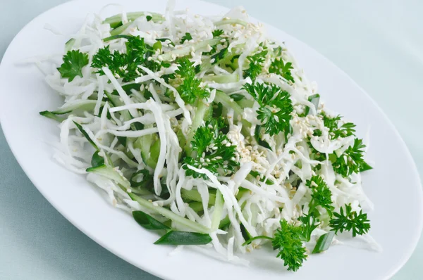 Salad of fresh cabbage and cucumber with herbs and sesame — Stock Photo, Image