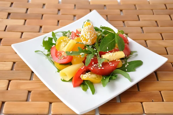 Salada de tomates vermelhos e amarelos — Fotografia de Stock