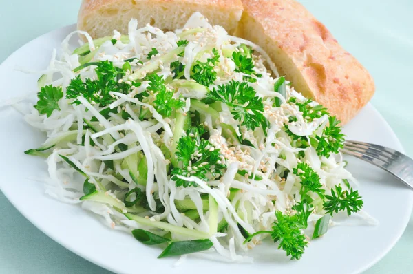 Salad of fresh cabbage and cucumber with herbs and sesame — Stock Photo, Image