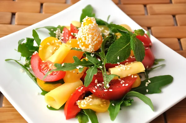 Salade de tomates rouges et jaunes — Photo