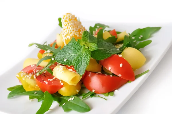 赤と黄色のトマトのサラダ — ストック写真