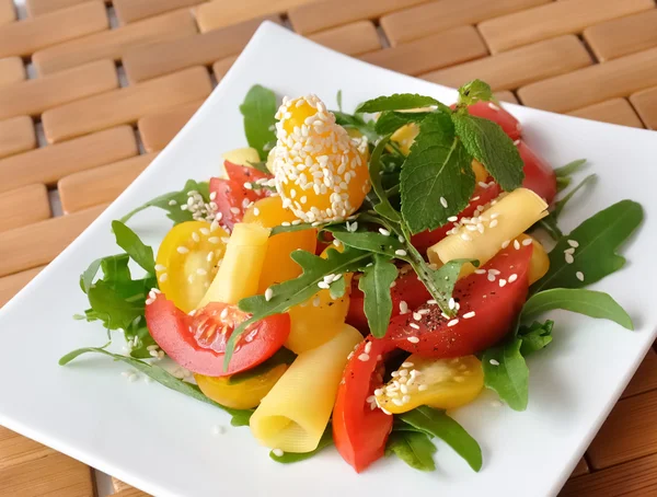 Salade van rode en gele tomaten — Stockfoto