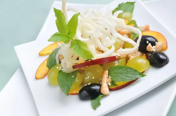 Summer salad with grapes and nectarines — Stock Photo, Image