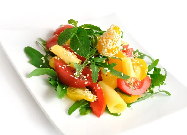 Салат з червоних і жовтих помідорів — стокове фото