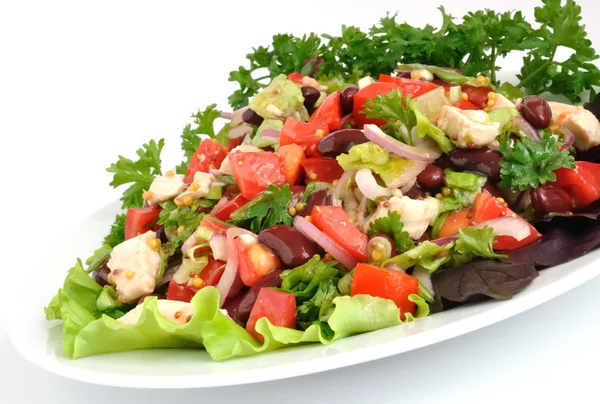 Salat mit Bohnen, Tomaten und Huhn — Stockfoto