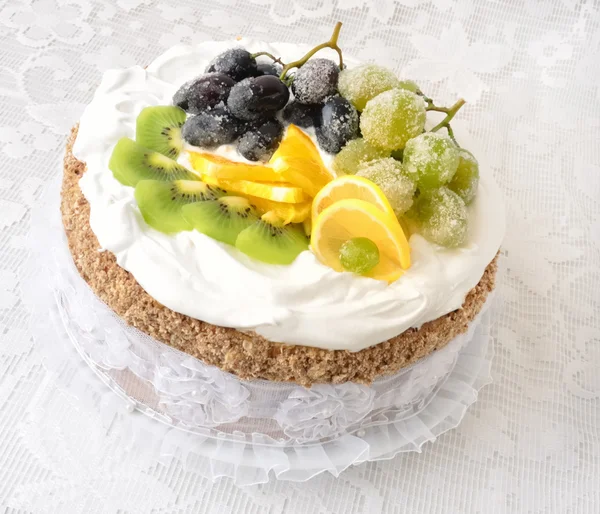 Торт со свежими фруктами — стоковое фото