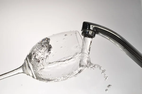 Wasser aus dem Wasserhahn — Stockfoto