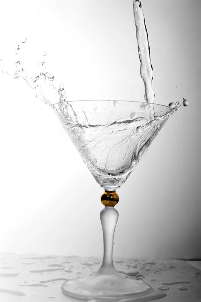 Жидкость в коктейльном бокале — стоковое фото