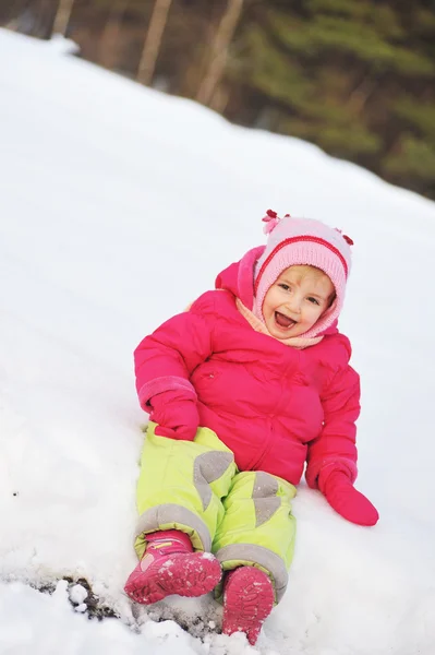 Дівчина сидить на снігу — стокове фото