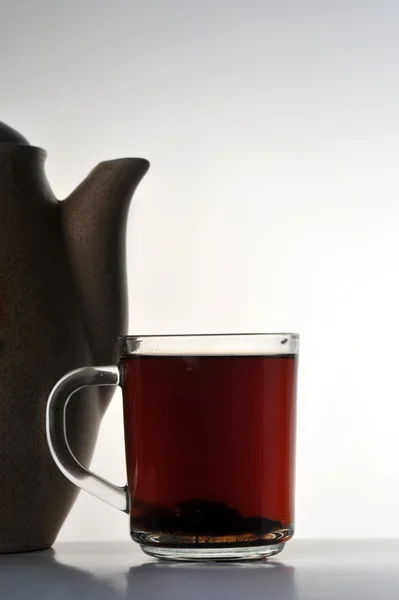 Tasse Tee und Teekanne — Stockfoto