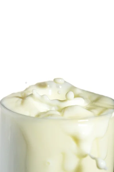 Полный стакан молока — стоковое фото
