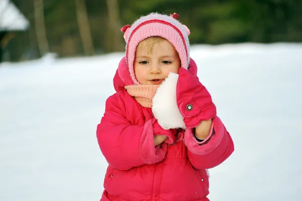 Το κορίτσι παίζει με το χιόνι — Φωτογραφία Αρχείου