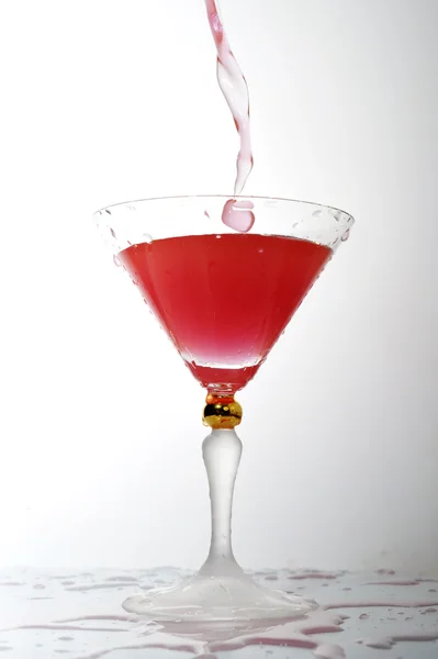 Kapalina v koktejlové sklenice — Stock fotografie