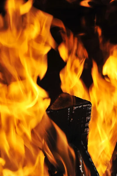 Яркое пламя — стоковое фото