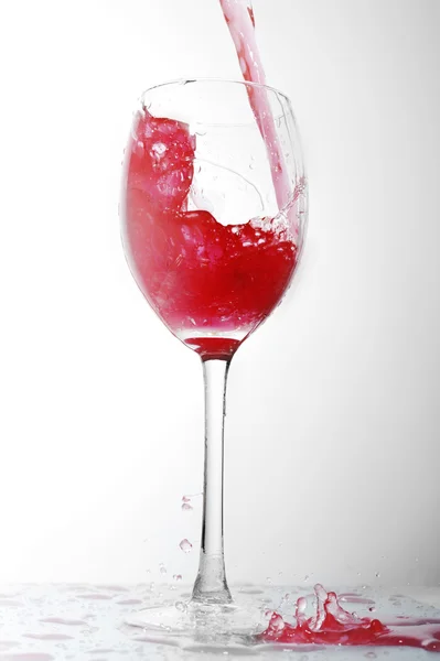 Kapalina ve skleniciワイングラスの液体 — ストック写真