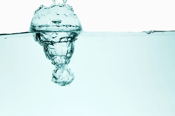 Cubo de gelo em líquido — Fotografia de Stock