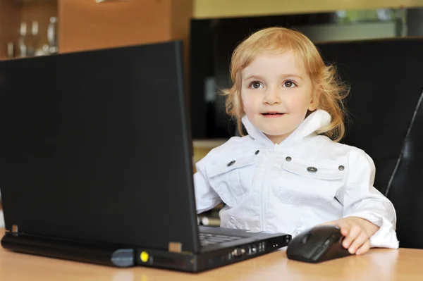 Petite fille avec ordinateur portable — Photo