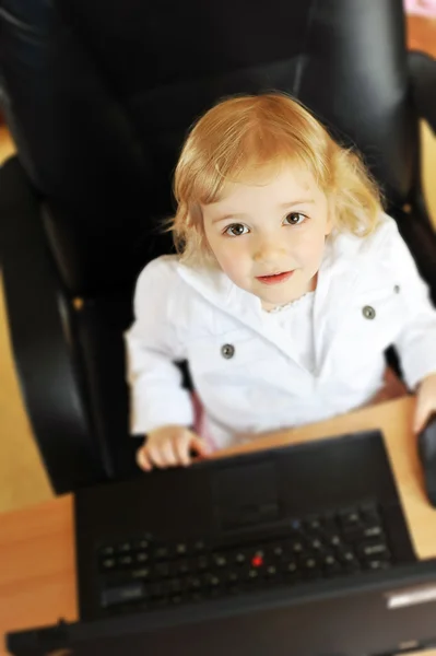 Gadis Kecil Dengan Laptop — Stok Foto