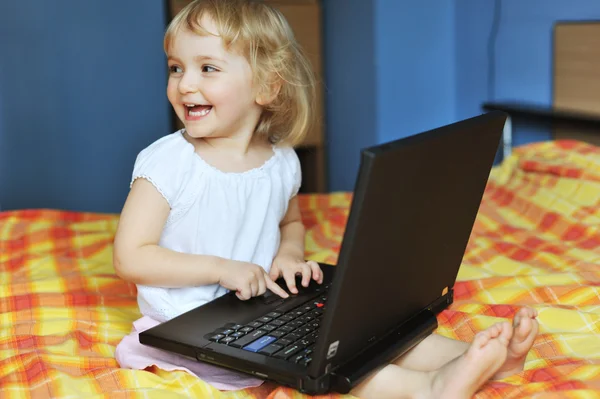 Menina com laptop — Fotografia de Stock