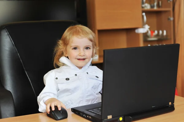 Lille pige med bærbar computer - Stock-foto