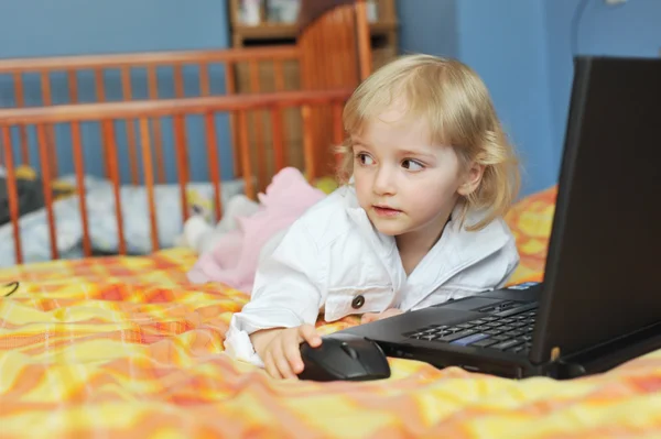 Gadis Kecil Dengan Laptop — Stok Foto