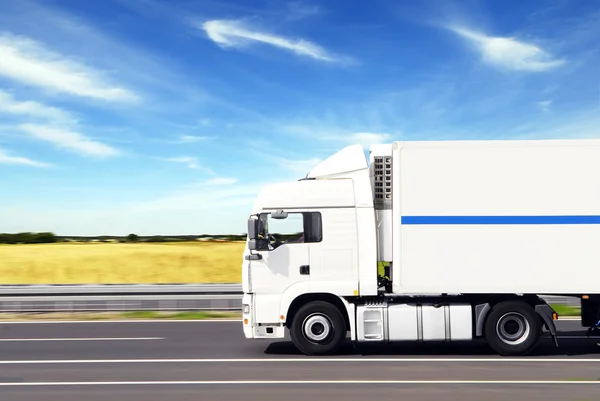 Vrachtwagen met vracht — Stockfoto