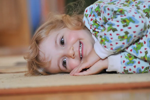 Schöne kleine Mädchen — Stockfoto