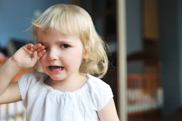 Küçük kız ağlıyor — Stok fotoğraf