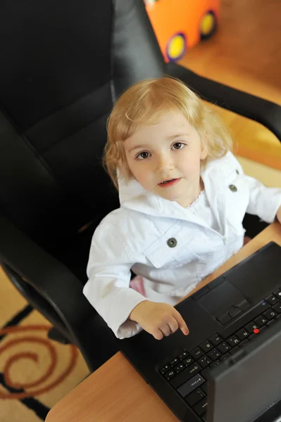Dizüstü bilgisayarı olan küçük kız — Stok fotoğraf