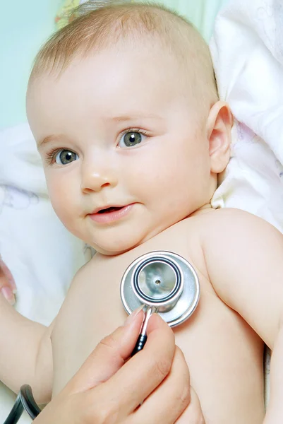 Médico exames bebê — Fotografia de Stock