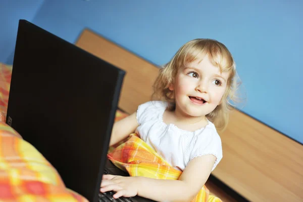 Malá holka s laptopem — Stock fotografie
