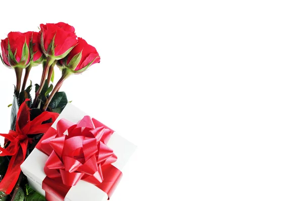 Kırmızı güller ve kurdele ile hediye — Stok fotoğraf