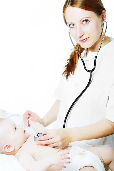 Kobieta lekarz egzaminy dla dzieci — Zdjęcie stockowe