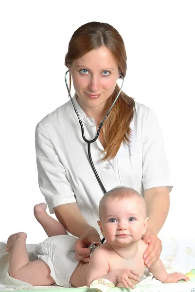 Женщина-врач осматривает ребенка стетоскопом — стоковое фото