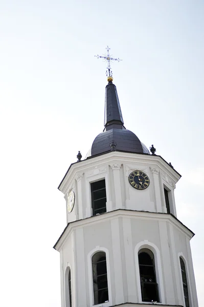 Часы в историческом здании — стоковое фото
