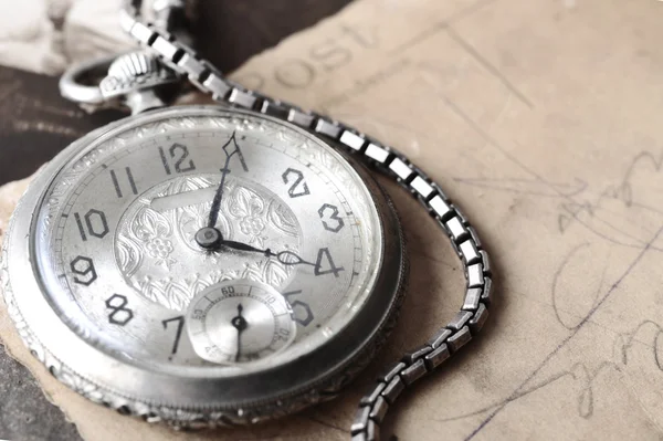 Очень старые часы — стоковое фото